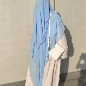 Ljusblå tre lager chiffong khimar - Väldigt fin pastel blå chiffong khimar i tre lager 🩵 Köpt från Akhira. 