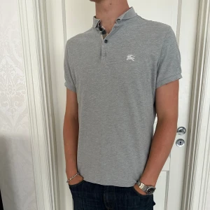 Burberry piké  - Burberry Piké  Storlek M Skick 8/10 Färg Grå Nypris 3500kr  Modellen är 188cm och väger 77kg