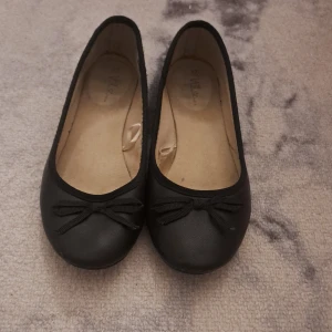 Svarta ballerinaskor  - Så fina men för stora på mig🩷