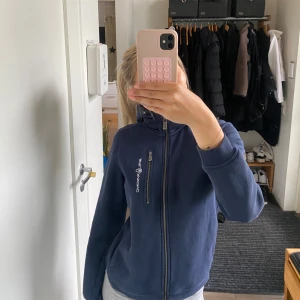Zip hoodie - Säljer denna sköna sail racing hoodie i storlek 160, knappt använd❣️❣️ Ordinariepris 800
