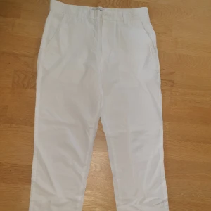 Vita linnebyxor från Jack & Jones - Snygga vita linnebyxor från Jack & Jones. Byxorna har raka ben, sidfickor fram och bakfickor med knappar. Tillverkade i ett lätt och svalt material, perfekta för en clean och fräsch look. Bra nu till sommaren!
