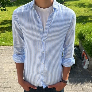 Massimo dutti Linneskjorta - Snygg linneskjorta från Massimo dutti storlek M, kolla in liknande i profilen och följ för mer, paketpris finns😇