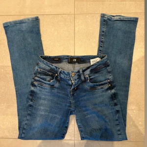 Blå jeansbyxor från LTB - Säljer ett par jätte fina Ltb jeans. De är använda ett fåtal gånger och har ingen slitage, modellen är valerie och de är väldigt låga i midjan