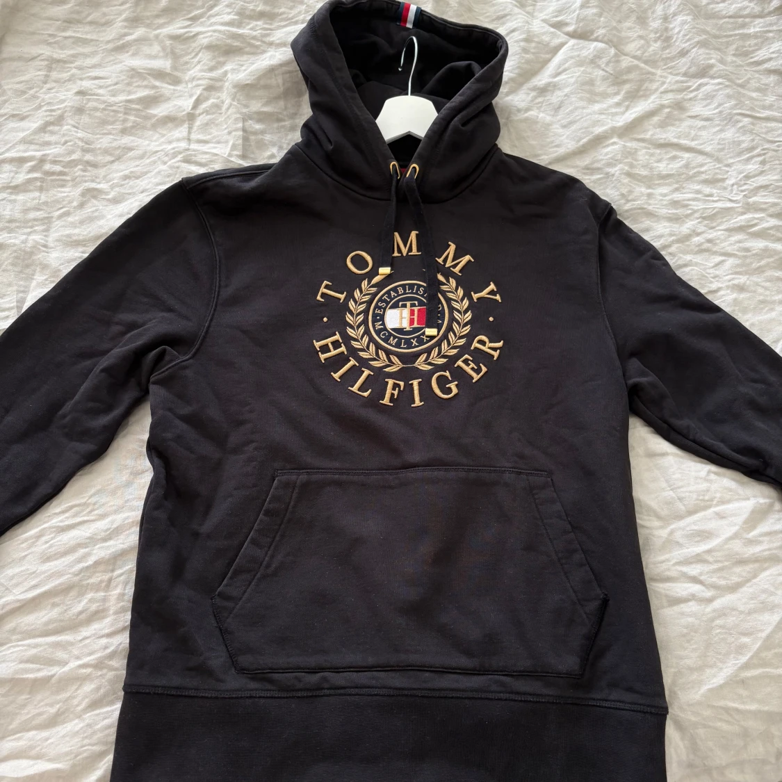 Svart hoodie från Tommy Hilfiger - 1