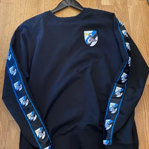 Svart sweatshirt från Inter Milan - Säljer en svart sweatshirt från Inter Milan i storlek M. Tröjan har klubbens logga på bröstet och längs ärmarna, samt blå detaljer. Rund halsringning och normal passform. Perfekt för fotbollsälskare! Retro Inter sweatshirt som lanserades under förra året, köpt i Stocholm för 1100 kr 