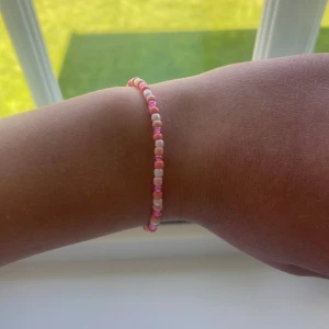 Pärlarmband i rosa och vitt - Säljer detta rosa gulliga armbandet perfekt inför sommaren. Skriv privat för fler bilder, pris kan absolut diskuteras.💗💗