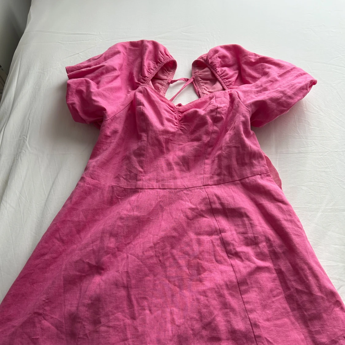 Rosa klänning med puffärmar och knyt i ryggen