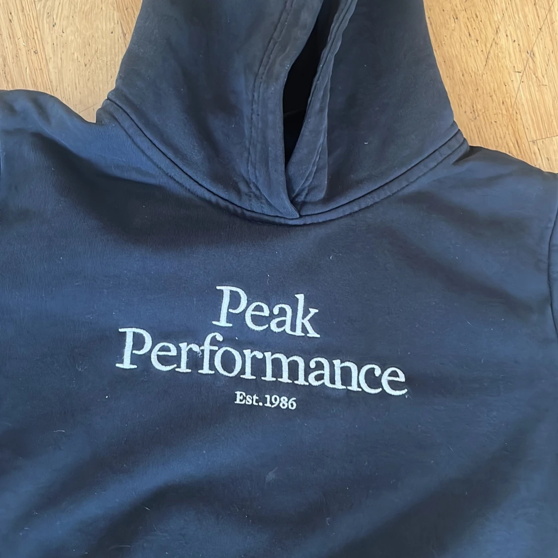 Svart hoodie från Peak Performance - 3