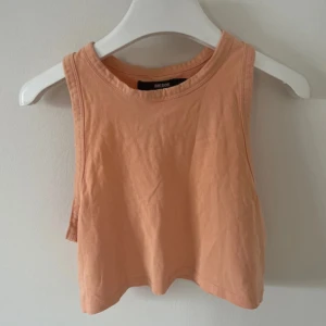 Crop Top - Aprikosfärgad crop top från Bik Bok, fint skick, storlek S, skriv vid intresse!💕