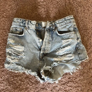 Jeansshorts från Bershka - Snygga ljusblå jeansshorts från Bershka Vintage Collection med medel midja. Perfekta för sommaren!
