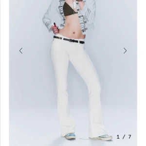 Vita bootcut jeans från Cheap Monday - Supersnygga vita bootcut jeans från Cheap Monday! Nya med prislapp kvar💕 Helt slutsålda i denna storlek, 23/30! 