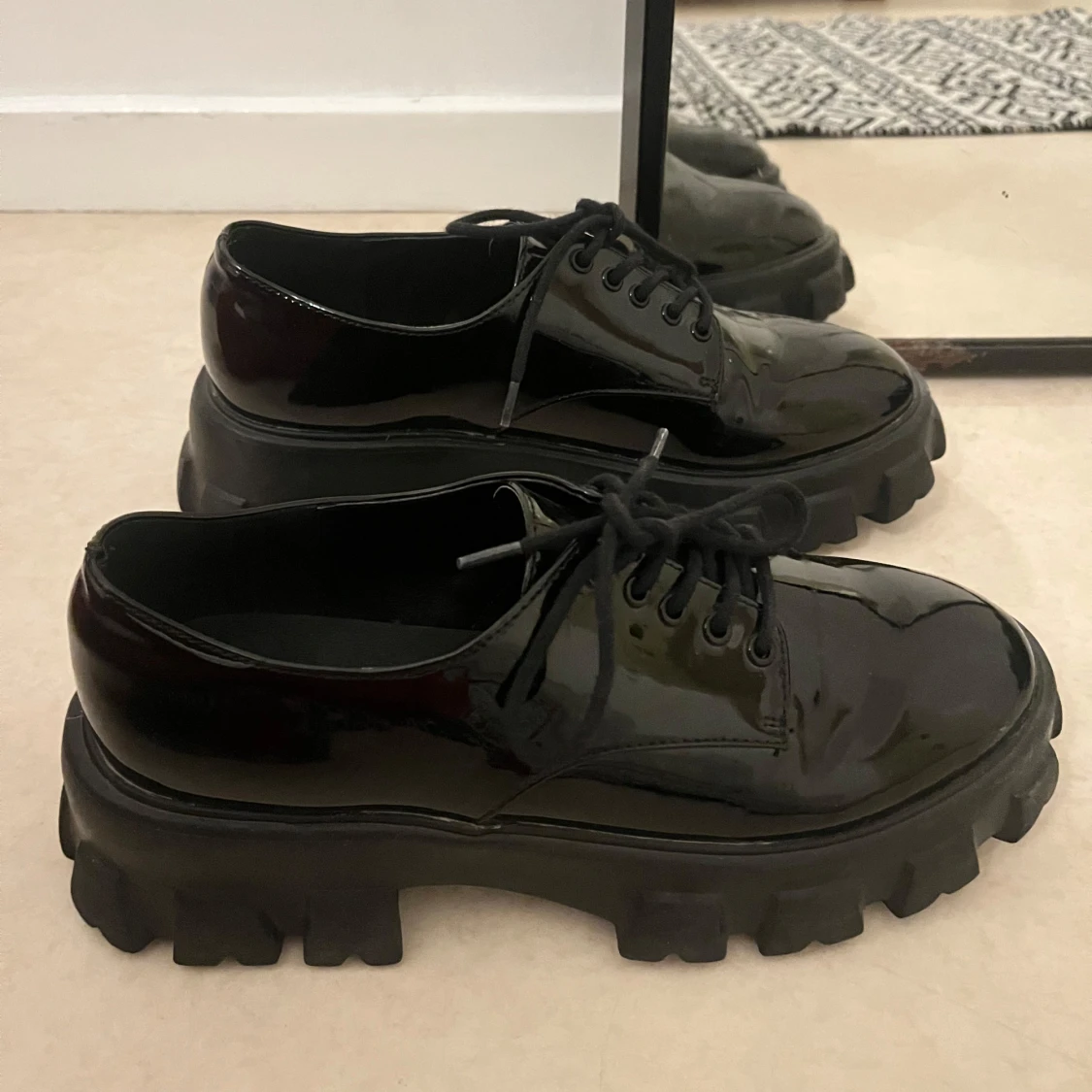 Chunky svarta lackskor från NLY Shoes - 1