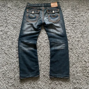 True Religion Baggy Jeans Utrvättade Affliction Swag Avant Garde - Liten skavank (se sista bild) Size 42 Waist/Length/Leg 48cm 107cm 24cm