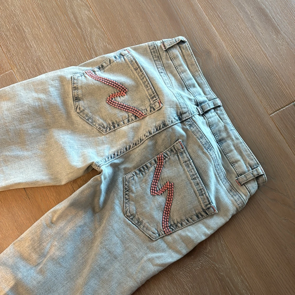 Ljusblå bootcut jeans med broderi - 2