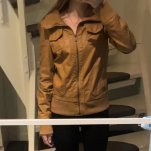 jätte snygg brun läder/skin jacka! - enda defkter är fläckar på insidan ac jackan (se bild 3), har inte försökt tvätta bort så vet ej om det är möjligt eller ej💕