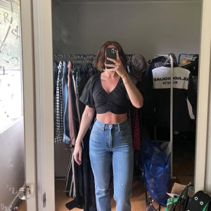 Wrangler jeans - Högmidjade jeans. Bekväma och använda ett fåtal gånger. Midjemått 25 längd 32.
