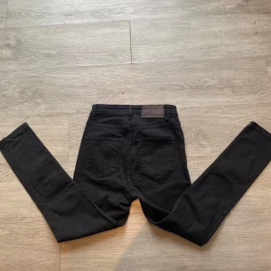 Svarta slim jeans från tiger of Sweden  - Svarta jeans från tiger of Sweden🤗 Storleken är 27/32👍 Skriv till mig vid minsta lilla fundering✅