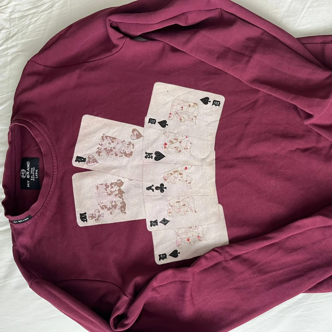 Vinröd tröja med spelkort från My Brand