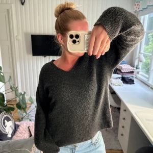 V-ringad tjocktröja - Grå v-ringad tjocktröja ⭐️🌟