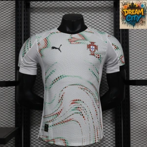 Portugal fotbollströja Puma vit - Portugal fotbollströja från Puma i vitt med coola gröna och röda prickmönster över hela framsidan. Tröjan har korta ärmar, svart krage och Portugal-emblem på bröstet. Tillverkad i lätt och ventilerande funktionsmaterial som passar perfekt till match eller träning.
