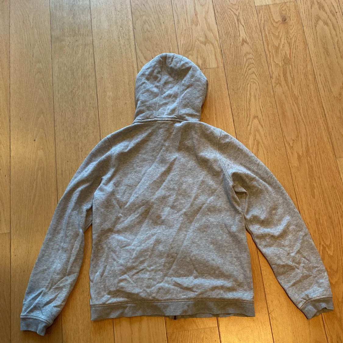 Grå hoodie från Sail Racing med dragkedja - 1