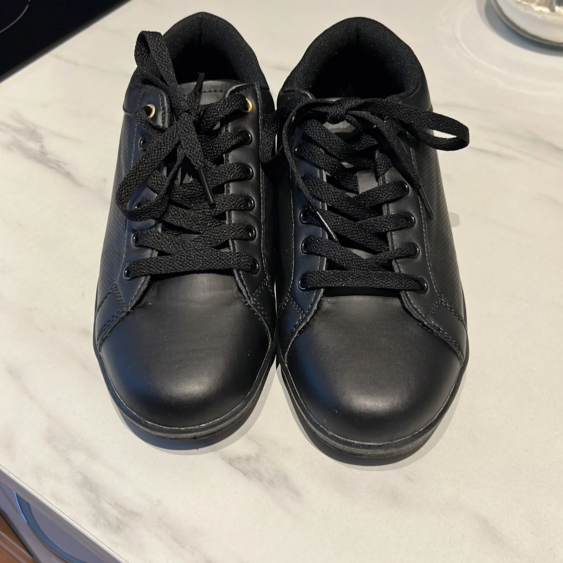 Svarta sneakers med gul detalj Bonprix
