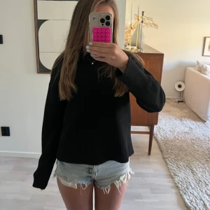Blåa shorts  - Blåa short från Gina i strl 140. 