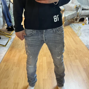 Jack & jones jeans - Sköna Jack n jones Slim jeans i modellen slim Glenn. Skön passform. Komm med frågor och bud😁