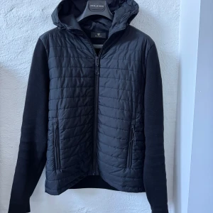 Belstaff Cardigan  - Säljer en svart Belstaff Vert Full Zip Cardigan i storlek S. Jackan är i mycket fint skick och köpt från Johnells för ett år sedan.  -Nypris: 4000 kr 