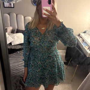 Blommig kortklänning i blått och grönt - Sälker min jätte fina klänning i från zara. Använd 3 gånger så i fint skick🙂