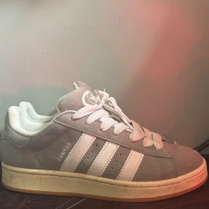 Grå Adidas Campus sneakers - Säljer ett par grå Adidas Campus sneakers. Storlek 44 använd ett fåtal gånger!