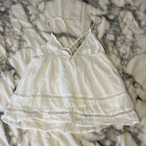 Sommartopp  - Jättefin Sommartopp från Gina Young. Endast använd ett fåtal gånger. Jätteskönt och svalt linnetyg med band som korsas i ryggen. Finns en liten sminkfläck på insidan som inte syns när den sitter på (bild 3), var tyvärr där när jag köpte den. Har ej provat gnugga med tvål så vet ej om den går att få bort (bara körts i tvättmaskin). Storlek 158/164 men passar på mig som vanligtvis har Xs-S, dock är tyget vid brösten ganska litet så rekommenderar inte för någon som har större bröst. 💗