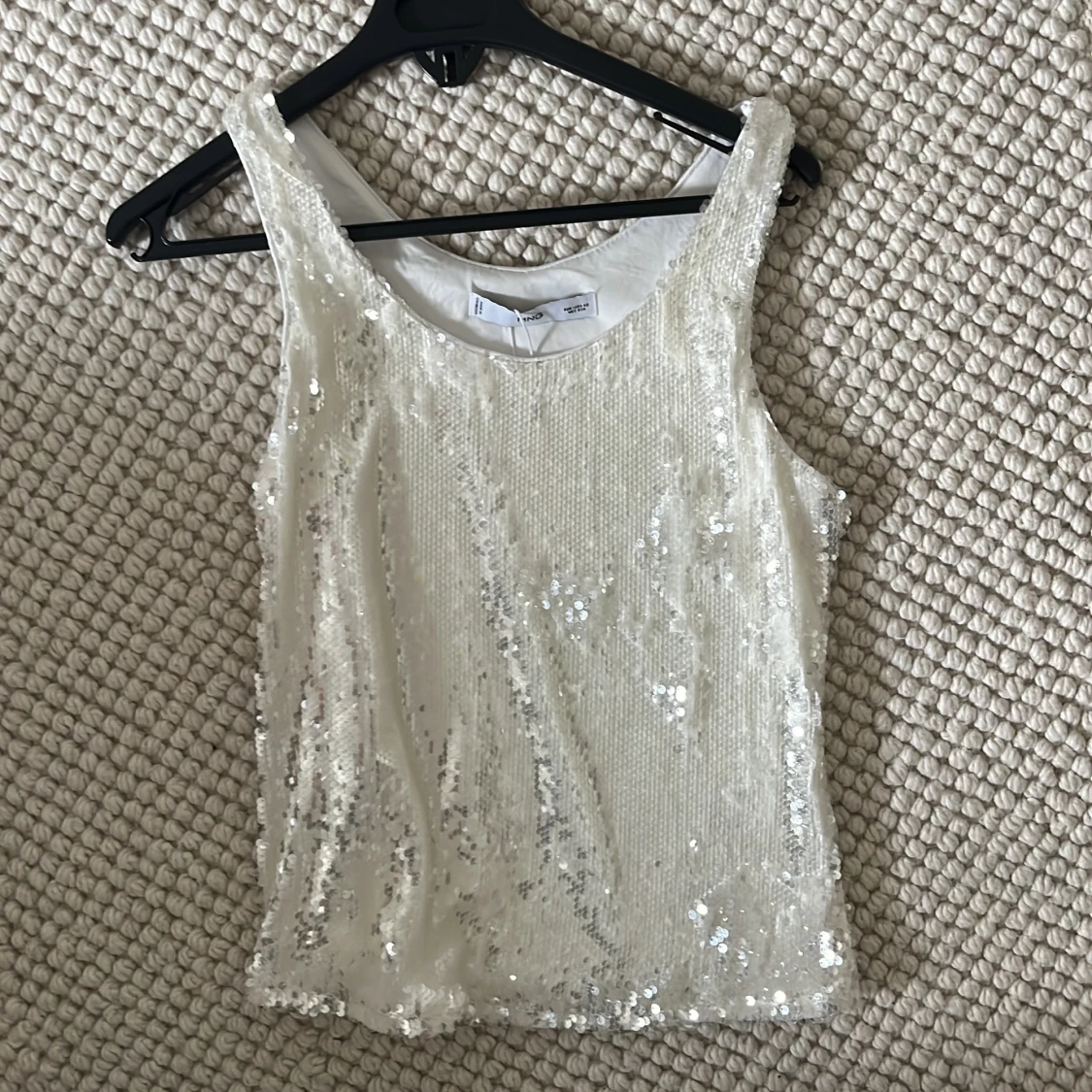 Vit paljettprydd linnetopp från Mango 