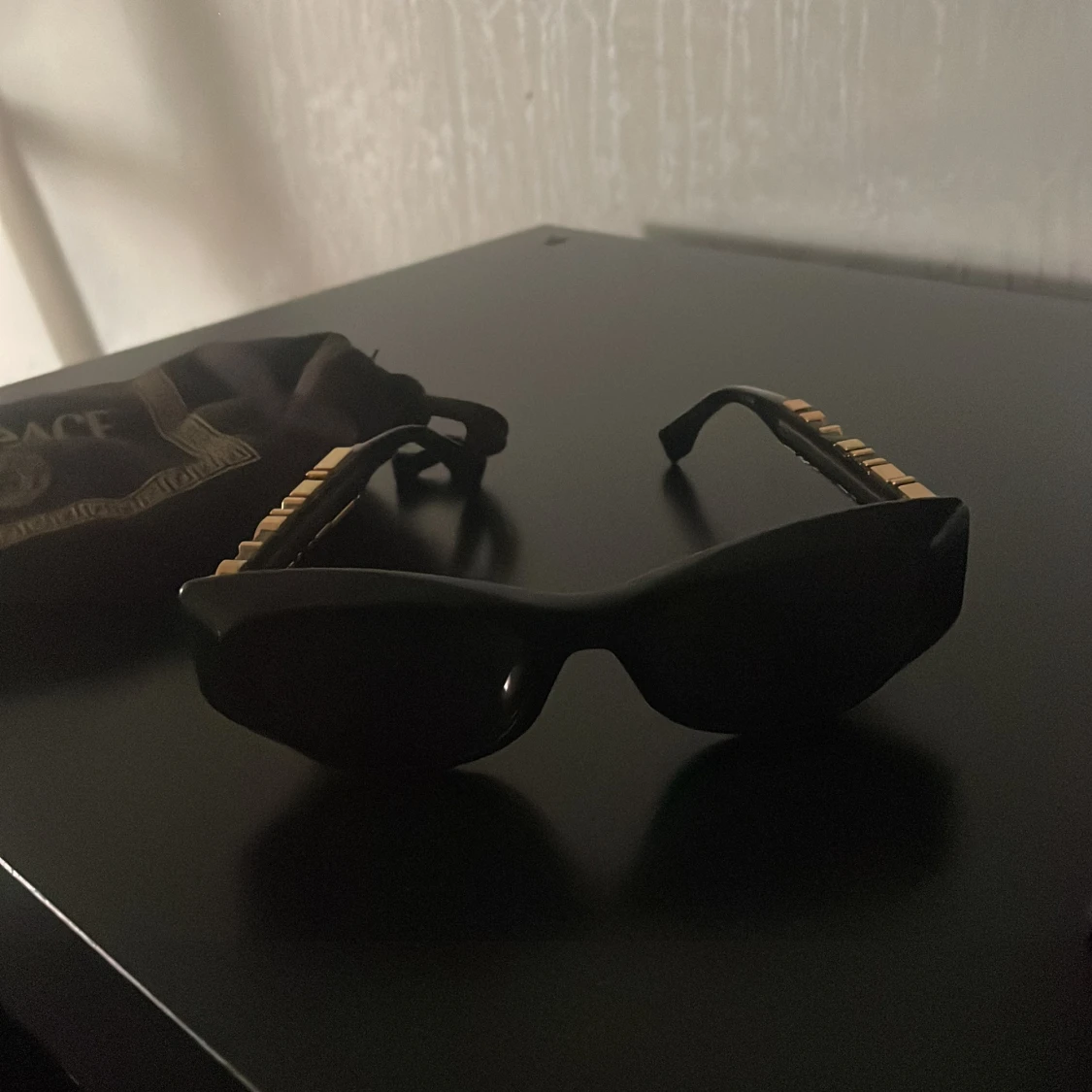 Svarta solglasögon från Fendace/ Fendi x vercase med gulddetaljer