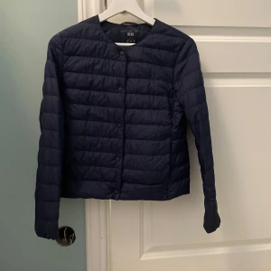 Mörkblå dunjacka från Uniqlo XXS - Säljer en mörkblå, superlätt dunjacka från Uniqlo i storlek XXS. Kom privat för fler bilder.pris kan diskuteras 