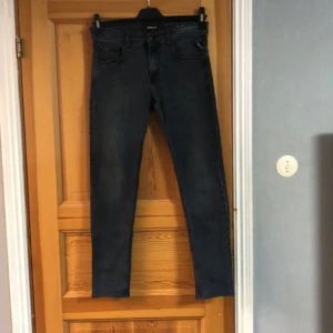 Replay jeans - Replay jeans med passformen johnfrus som är en lite mer av en silm passform och är i storlek 28/30 m. De har en navy blå färg och är lite slitna på några ställen men det är bara att fråga om bilder så skickar jag.