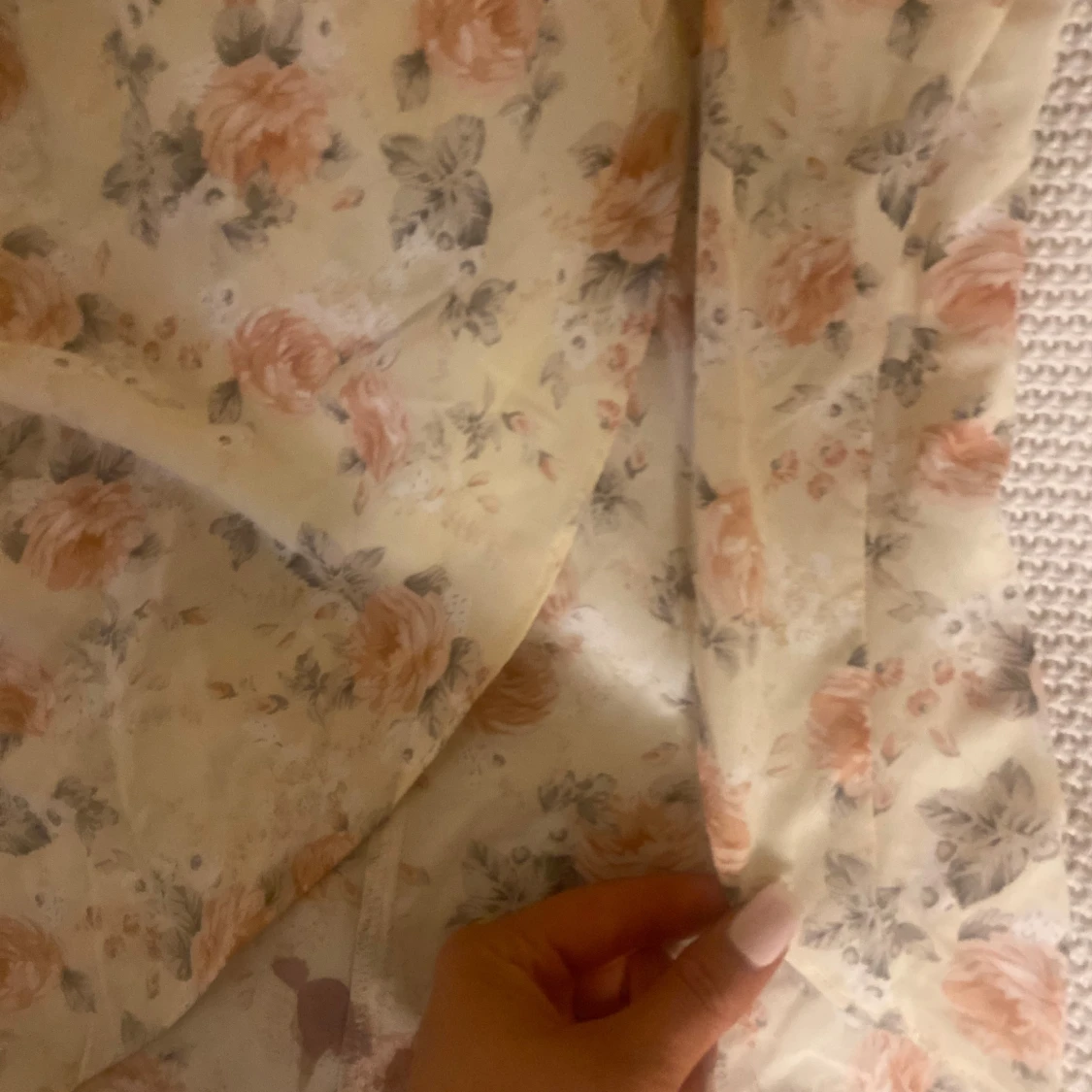 Blommig ljus kortklänning med rynk - 3