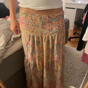 Färgglad långkjol med paisleymönster - Superfin långkjol med färgglatt paisleymönster i rosa, orange, blått och grönt. Perfekt inför sommaren💞