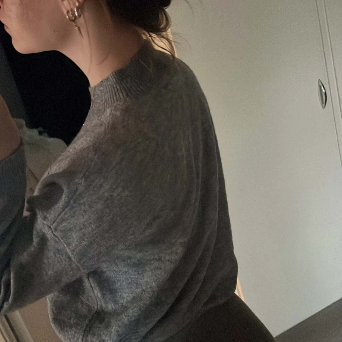 Grå stickad tröja med ribbad krage - 2