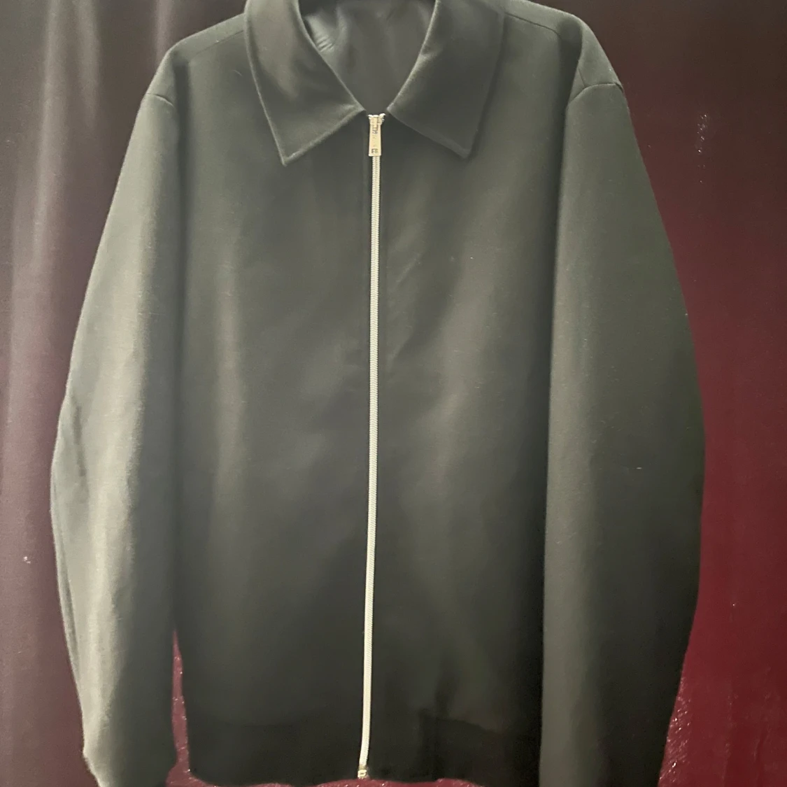 Svart jacka med dragkedja - 1