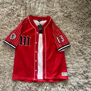 Varsity jacka - Varsity jacka som är helt oanvänd, taggen är kvar. Storlek M, bud accepteras 😊