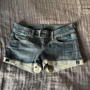 Blåa lågmidjade jeansshorts  - Snygga blåa och lågmidjade jeansshorts. 