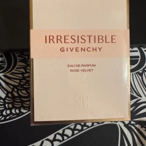 Irresistible Rose Velvet EDP 80ml! - Givenchy - Lyxig parfym från Givenchy i doften Irresistible Rose Velvet. Förpackningen är ljusrosa med guldiga detaljer och rymmer 80 ml. Eau de Parfum-varianten ger en elegant och mjuk rosdoft. Helt ny