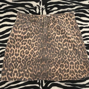 Leopardmönstrad jeanskjol🖤 - Kjolen är från Kappahl och är helt oanvänd 🖤