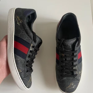 Gucci ace med tigertryck  - Eftertraktad Gucci ace med ett unikt tigertryck. Skorna är i väldigt bra skick förutom att det lite slitna vid hälarna men det känns inte under användning storlek 41 box medlommer kontakta mig vid mer frågor och funderingar.