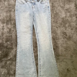 Low waist jeans  - Supersnygga lågmidjade jeans den pretty Little thing. Vet inte storlek men skulle gissa på 32/34 för midjemått var 35(70) och ytterbenslängd 105. 