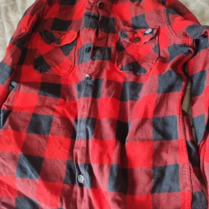Svart röd rutig skjorta  - Detta är en rutig skjorta med knappar, perfekt att ha året om 🍀 Dm för frågor<3