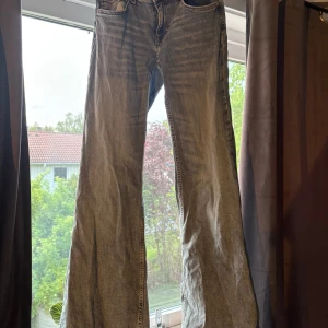 Jeans ONLY  - superfina jeans från Only som är i storlek S, de har knappast använts och är i superbra skick! Köptes för 500 kr på Nelly. de är lite skrynkliga på bilden men det är för att de är nytvättade😊