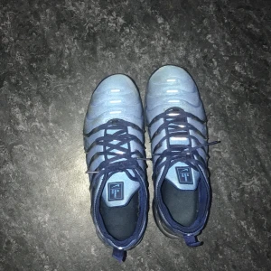 Nike Air Vapormax blå sneakers - byter för ett par andra skor men kan ta pengar, inte använda så mycket och inget fel med dom bara en liten öppning vid toppen men går att fixa enkelt