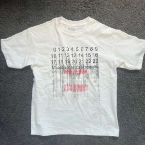 Maison Margiela T-shirt - En riktigt snygg Maison Margiela T-shirt jag aldrig använt, så helt helt ny. 